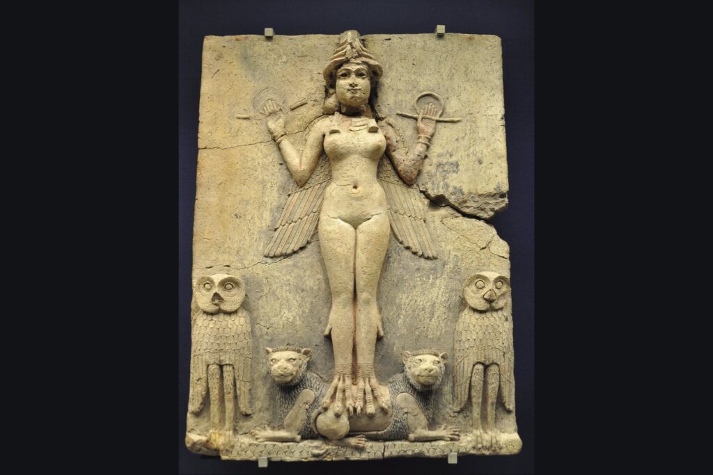 El relieve Burney, placa paleobabilónica de una diosa alada flanqueada por lechuzas y leones