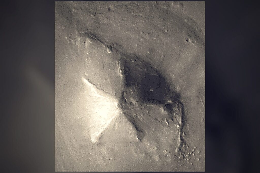 La formación pentagonal de Cydonia llamada pirámide D&M en una imagen del orbitador Viking