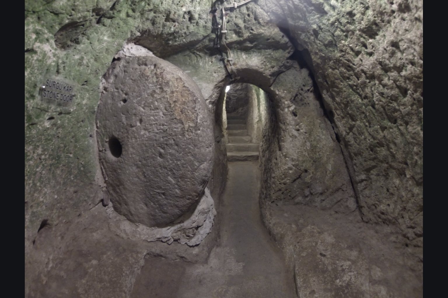 Una puerta de piedra rodante en la ciudad subterránea de Derinkuyu, tallada para sellar un pasadizo desde dentro