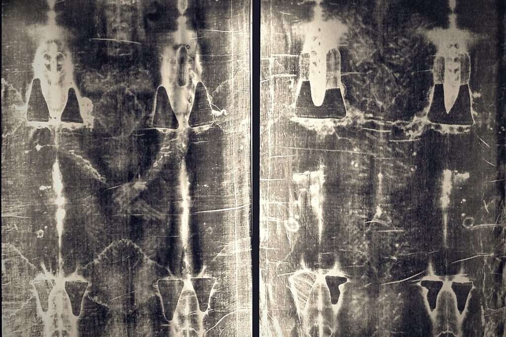 Imagen negativa de cuerpo entero de la Sábana Santa de Turín, frontal y dorsal