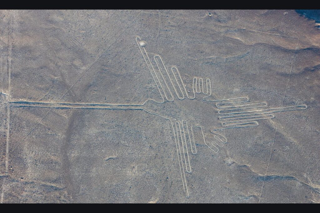 Las líneas de Nazca vistas desde el aire en el desierto peruano